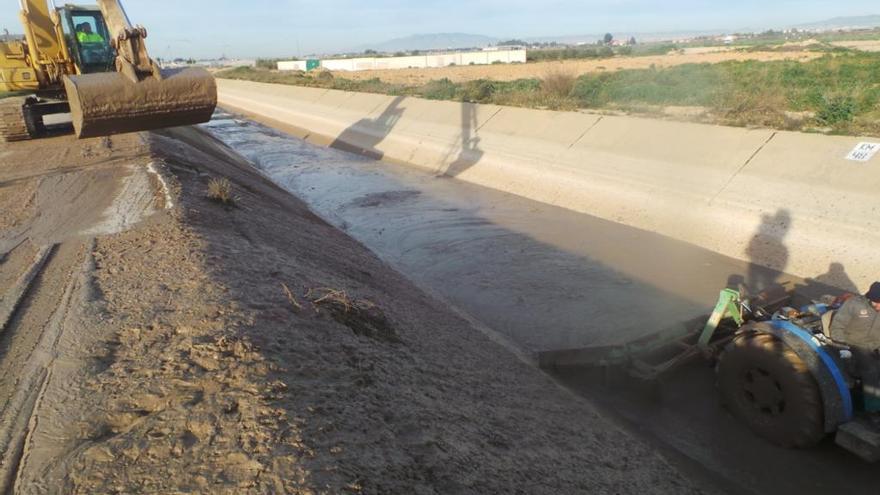 Operarios limpiaban ayer el canal del Campo de Cartagena, anegado tras la DANA.