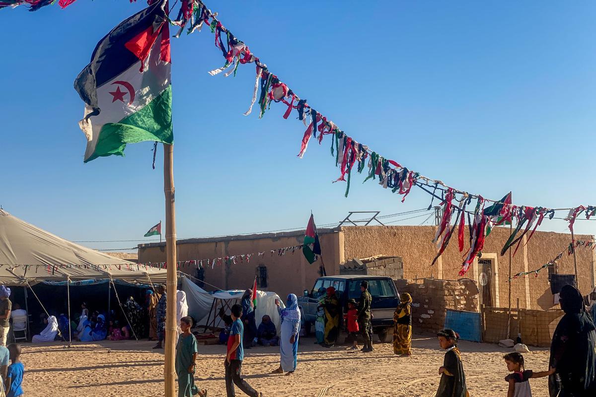 Comienzan las celebraciones en los campamentos de refugiados saharauis de Tinduf, Argelia, por el 50 aniversario de la creación del Frente Polisario que tendrá su día más importante el próximo 20 de mayo, efeméride de la primera acción armada. EFE/Mahfud Mohamed Lamin Bechri