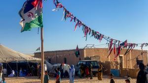 Comienzan las celebraciones en los campamentos de refugiados saharauis de Tinduf, Argelia, por el 50 aniversario de la creación del Frente Polisario que tendrá su día más importante el próximo 20 de mayo, efeméride de la primera acción armada. EFE/Mahfud Mohamed Lamin Bechri