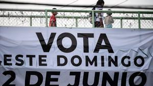 Puente peatonal con un cartel que llama a votar en las elecciones del 2 de junio, en Xochimilco, México