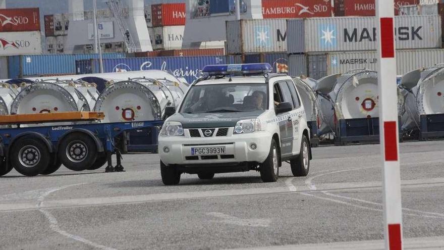 Un vehículo de la Guardia Civil circula ante el buque Cap Beatrice amarrado en Marín.  // S.A.