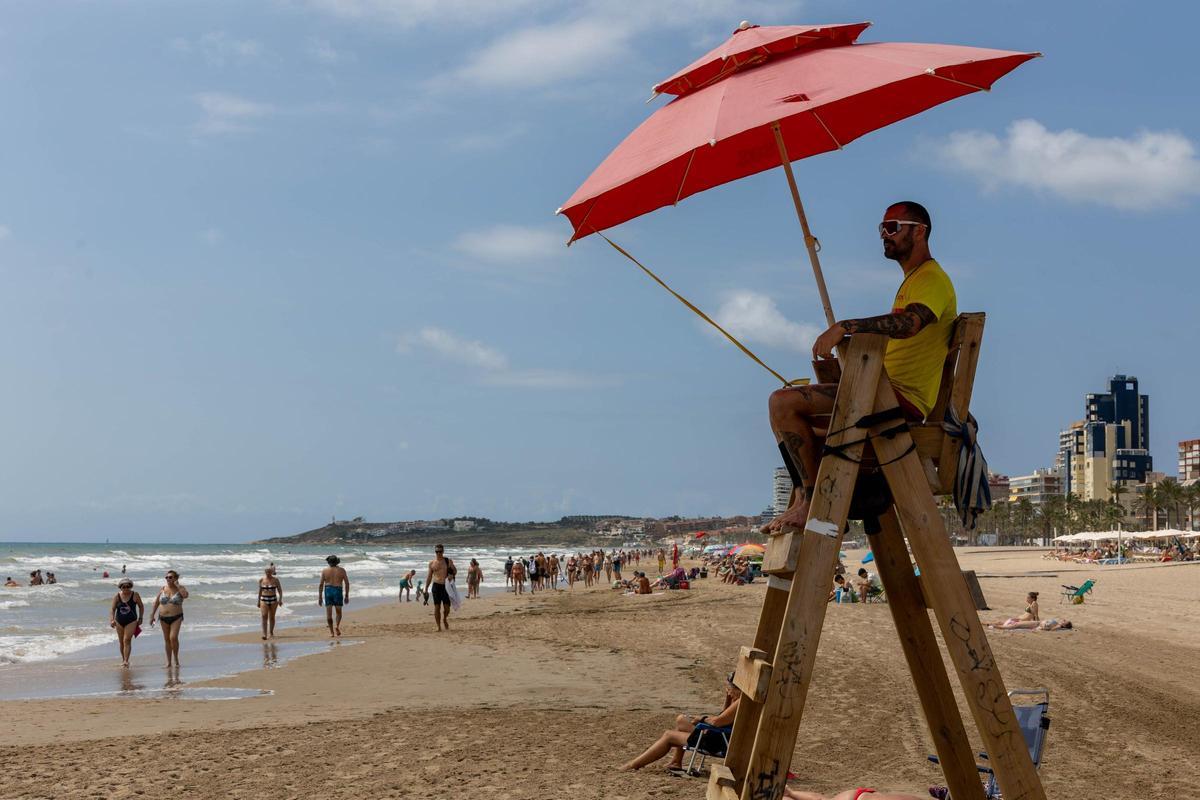 Un socorrista el pasado jueves en la playa de San Juan de Alicante