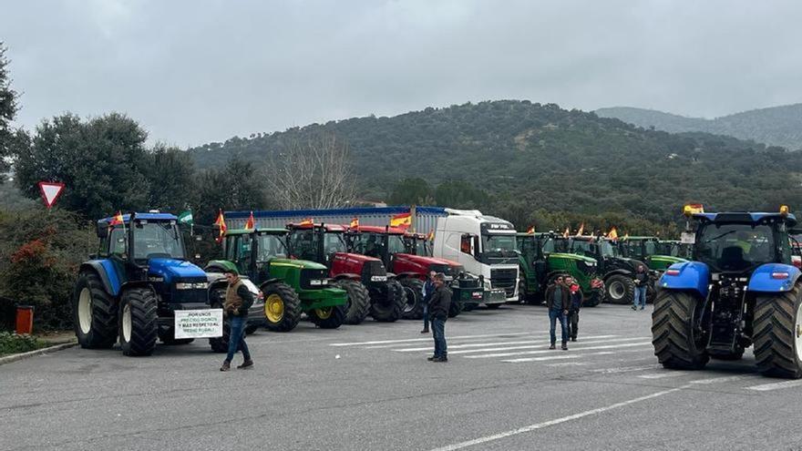 Protestas del campo en Córdoba: marcha lenta de tractores en el Guadiato y cortes intermitentes en la N-432 en Baena