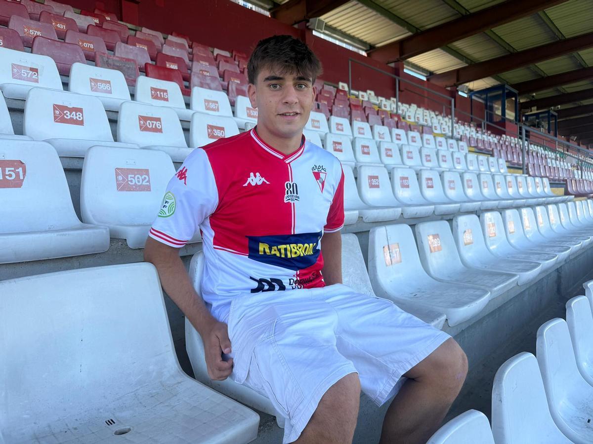 Lucas Castro en las gradas de A Lomba, esta mañana.