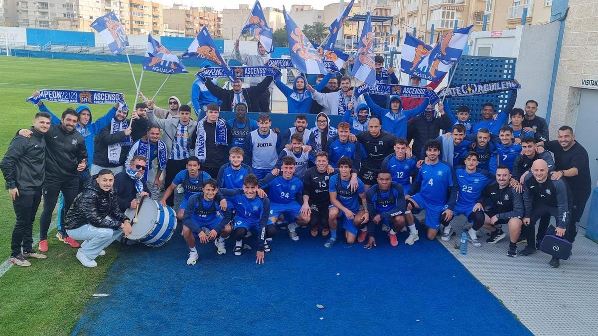 Aficionados del Águilas animaron ayer a sus jugadores en el entrenamiento previo al derbi