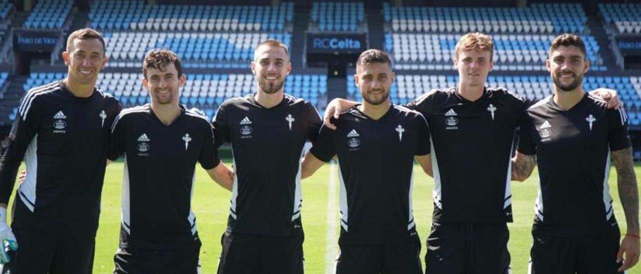 Los fichajes de esta temporada “descubren” Balaídos. El Celta se entrenó ayer en el estadio de Balaídos como parte de la preparación del Memorial Quinocho que disputa este sábado (20:00 horas). La sesión permitió que los seis fichajes que han realizado esta temporada (descontando al cedido Lobete) coincidieran por primera vez en el que será su estadio. En la imagen que envió el Celta aparecen Agustín Marchesín, Luca de la Torre, Oscar Mingueza, Oscar Rodríguez, Williot Swedberg y Unai Núñez.