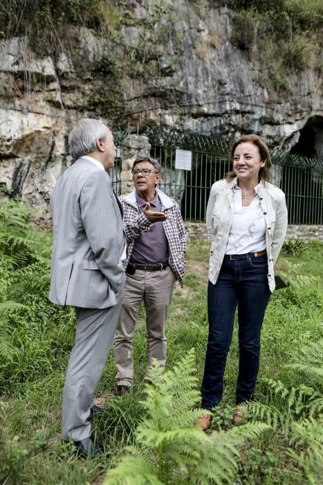 El alcalde de Oviedo, Wenceslao López, visita la cueva de Lluera