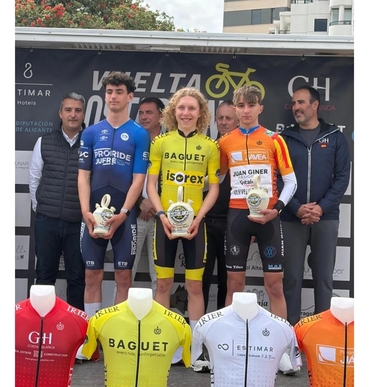 El ciclista ontinyentí Nicolás Donat en el tercer puesto del podio en la Volta a la Costa Blanca.