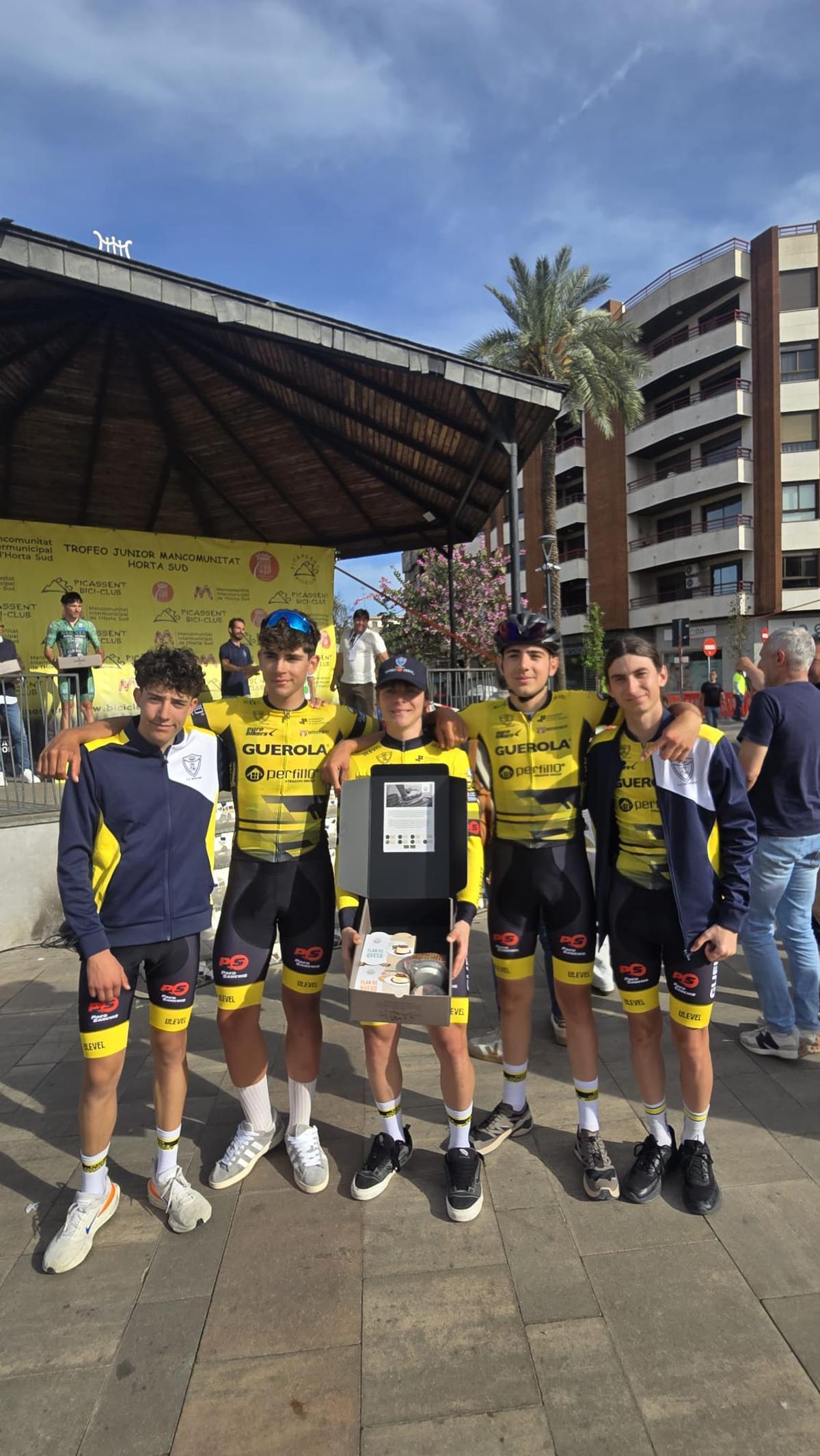 Corredores del equipo junior del CC Ontinyent en el Trofeo Mancomunitat Horta Sud.