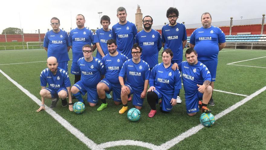 Jugadores del equipo de diversidad funcional de la escuela de fútbol del Deportivo, ayer en los campos de A Torre.   | // CARLOS PARDELLAS