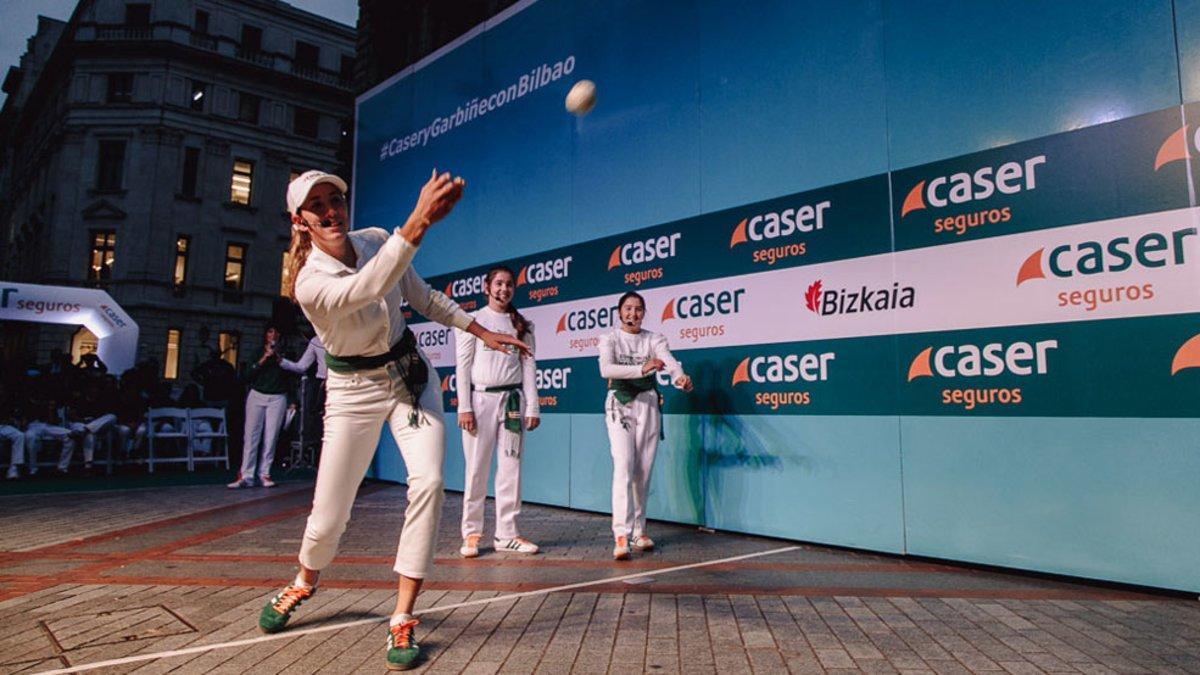 Muguruza se pasó por un día a la pelota vasca