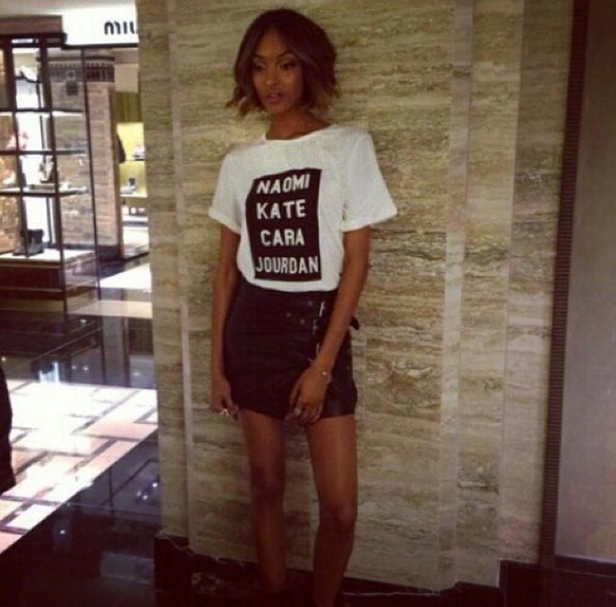 Jourdan Dunn com camiseta 'Naomi, Kate, Cara, Jourdan'