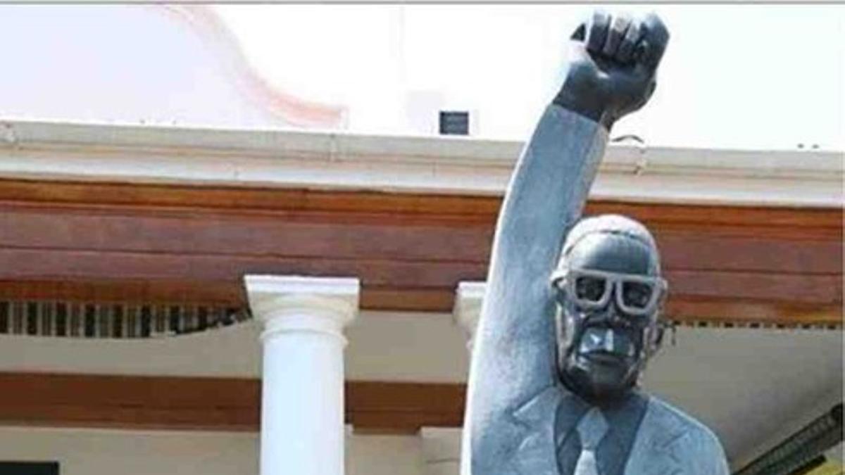 El artista Benhura (a la derecha), posa con el presidente Mugabe y su esposa Grace junto a la polémica estatua.