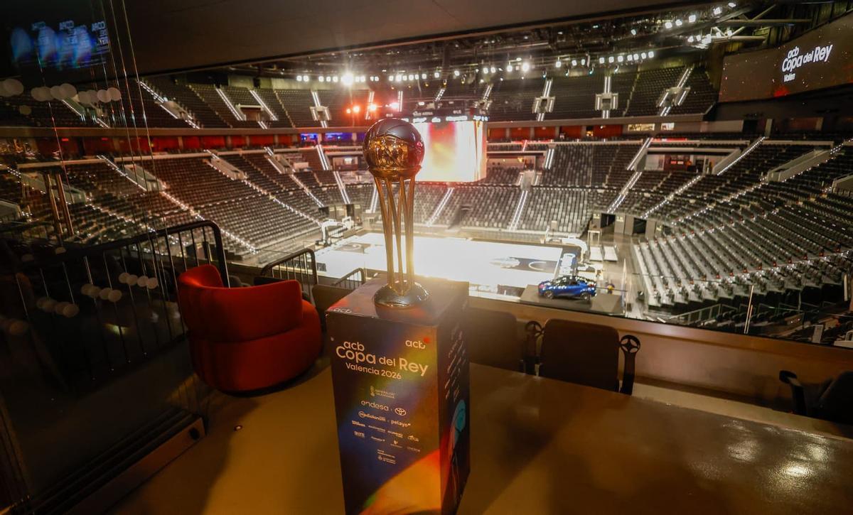 El trofeo de la Copa del Rey de baloncesto en el pabellón Roig Arena.