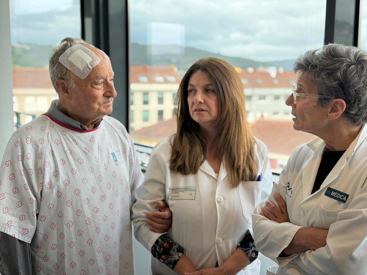 El primer paciente incluido en el estudio en Ourense, Antolín dos Santos, con las neurocirujanas Magda Garzón y Ana Pastor.