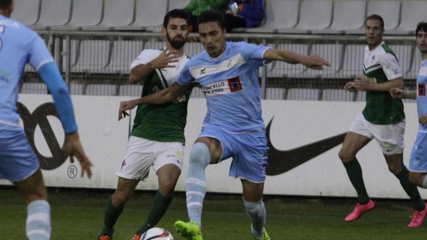 Cristóbal se lleva un balón presionado por el racinguista Peláez en un lance del partido de ayer. // Jorge Meis