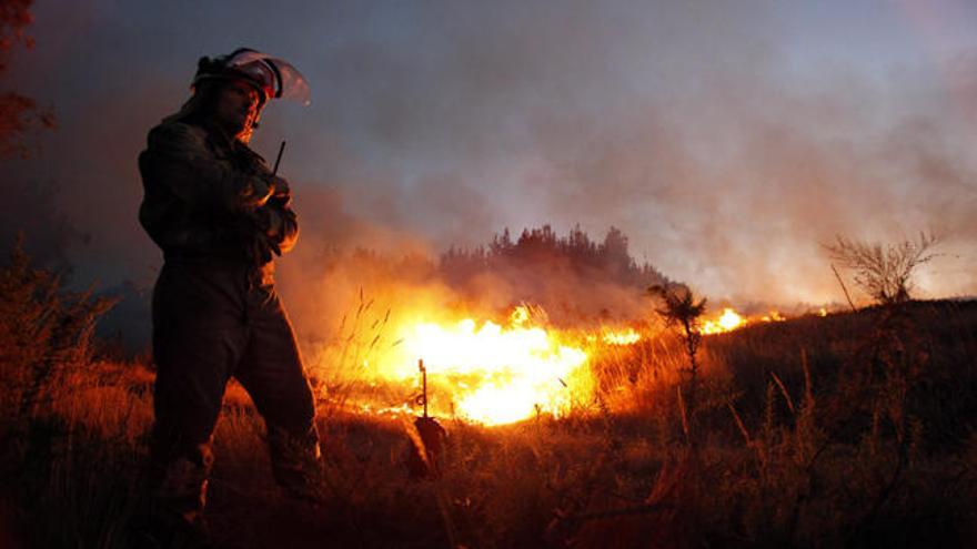 Incendio forestal en Agolada // BERNABE / GUTIER