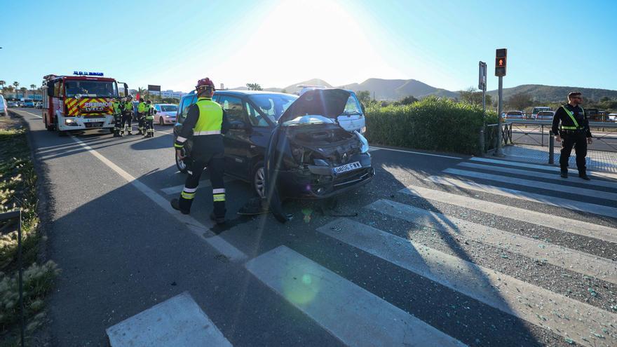 Un herido en un accidente entre dos coches en un paso de cebra de la ciudad de Ibiza