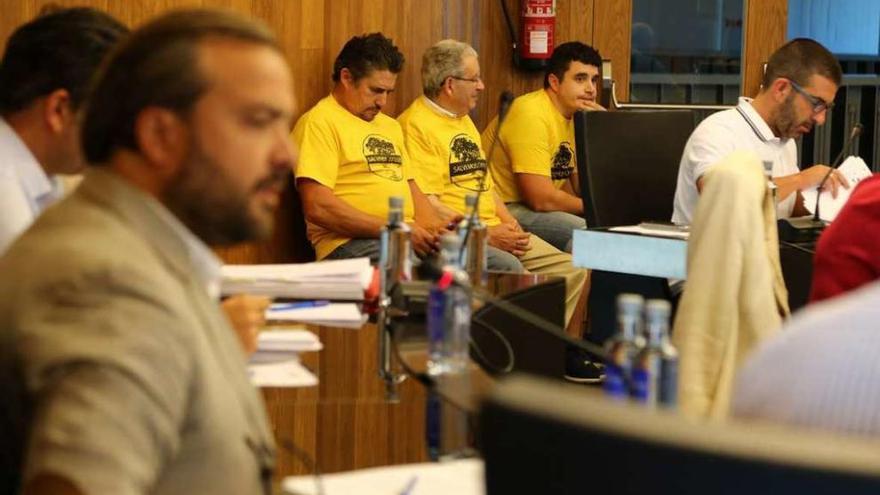 Rafael Cuiña, con miembros de Salvemos Catasós al fondo en el pleno del día 8. // Bernabé