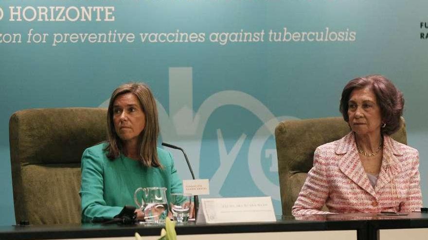 Ana Mato y la reina Sofía, ayer, en el simposio sobre vacunas. / efe