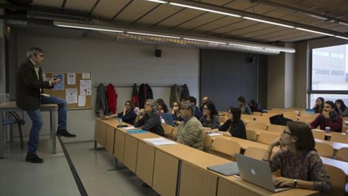 José Díez da clase de Filosofía de la Ciencia en la Universitat de Barcelona, ayer.