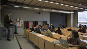 José Díez da clase de Filosofía de la Ciencia en la Universitat de Barcelona, ayer.