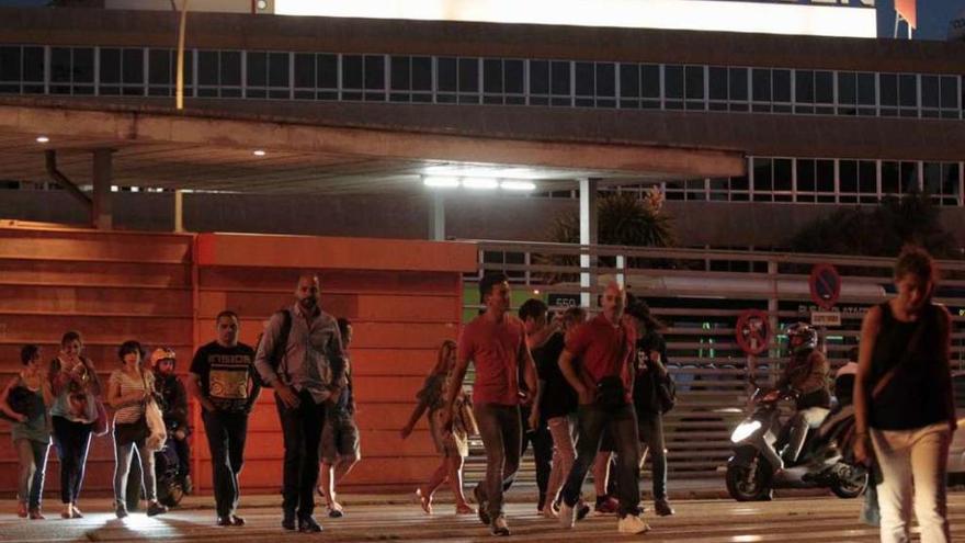 Trabajadores saliendo de la planta de Balaídos de PSA Peugeot Citroën. // José Lores