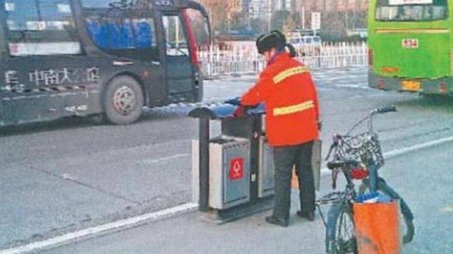 Una millonaria china trabaja como barrendera para enseñar las virtudes de trabajar duro