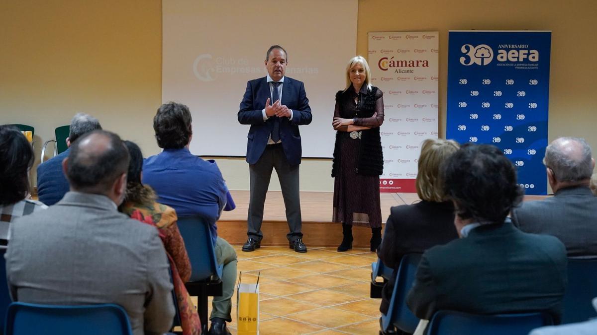 El presidente de la Cámara de Comercio de Alicante y la presidenta de AEFA, durante el encuentro
