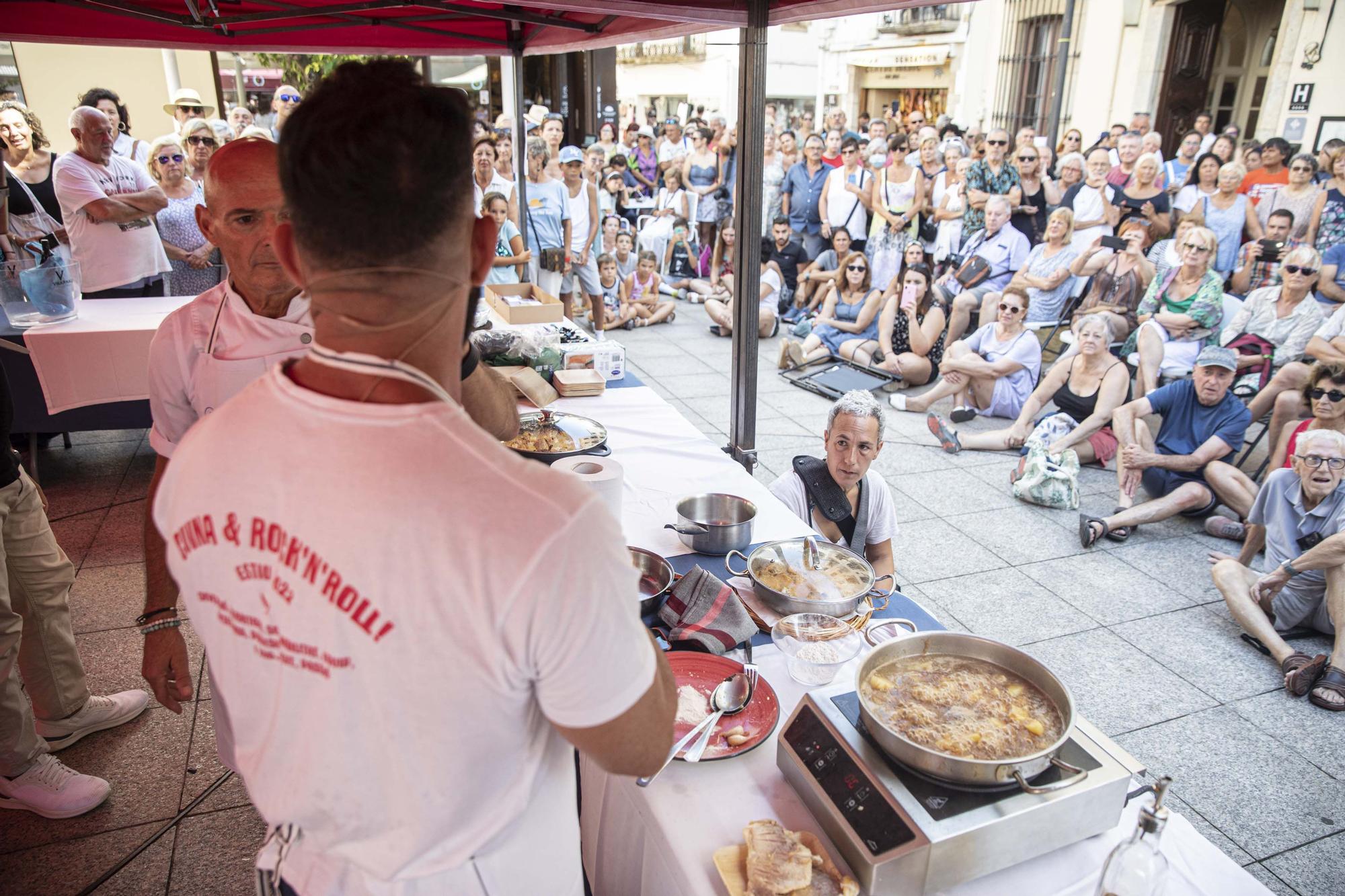 Marc Ribas cuina un "Cim i Tomba", el plat tradicional de Tossa de Mar, enmig del poble