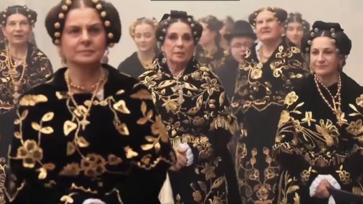 Toresanas con el traje de viuda rica en el programa 'Maestros de la costura' edición celebrity.