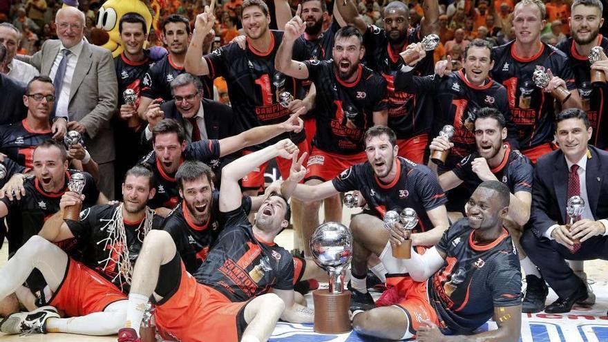 El Valencia Basket celebra el título de Liga al final del partido.