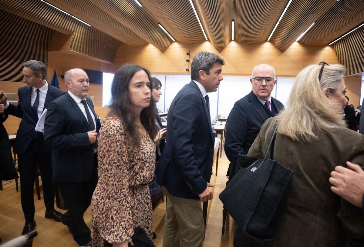 El presidente de la Generalitat valenciana en funciones, Carlos Mazón (c), a su salida de la comisión de la dana, en el Congreso de los Diputados, a 17 de noviembre de 2025, en Madrid (España). El 'popular' Carlos Mazón, abre hoy las comparecencias políticas de la comisión del Congreso que investiga la gestión de la dana del 29 de octubre de 2024, que dejó 229 muertos sólo en Valencia, y se enfrenta, por primera vez, a un interrogatorio con el formato de pregunta-respuesta sobre su actuación. 17 NOVIEMBRE 2025 Ananda Manjón / Europa Press 17/11/2025. CARLOS MAZÓN;Ananda Manjón