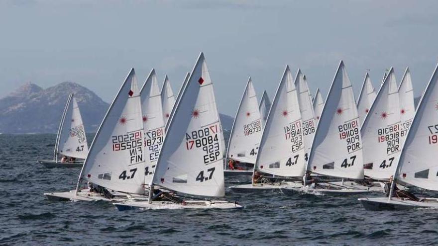 Una flotilla de embarcaciones láser, en aguas de la ría de Vigo. // FDV