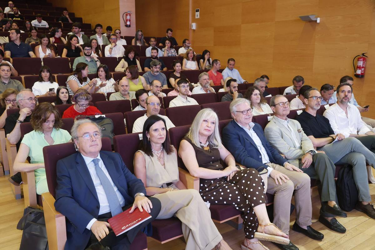 Congreso “Inteligencia Artificial sin barreras”, organizado por la Cámara de Comercio de Córdoba y cofinanciado por la Consejería de Empleo, Empresa y Trabajo Autónomo de la Junta de Andalucía. Intervendrán el presidente de la Cámara Oficial de Comercio, Industria y Servicios de Córdoba, Antonio Díaz, y la delegada de Empleo, Empresa y Trabajo Autónomo de la Junta de Andalucía en Córdoba, Mª Dolores Gálvez