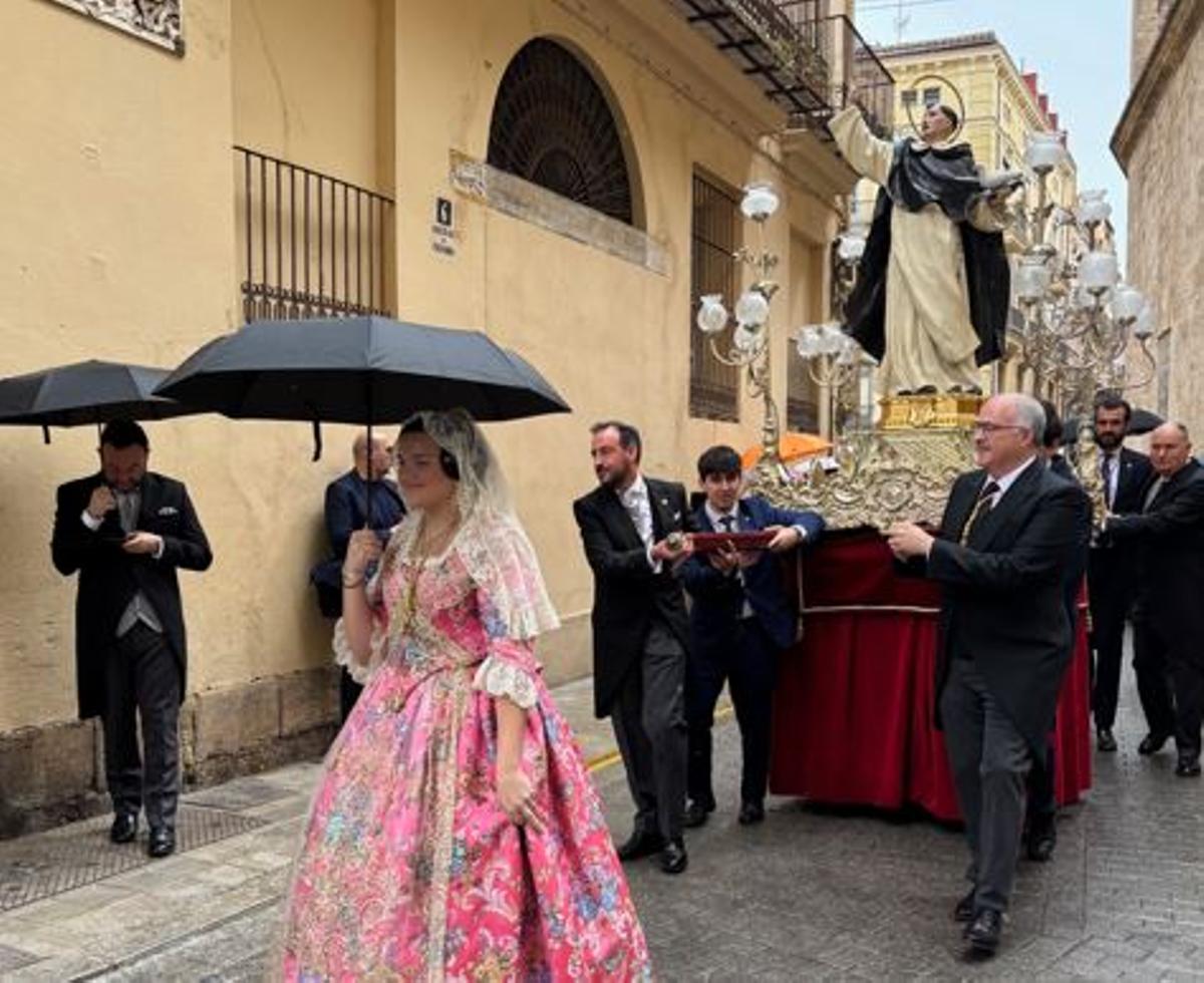 Fernando de Rosa, a la derecha, con la talla de San Vicente a la salida de la iglesia San Esteban.