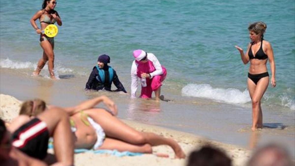 Mujeres con 'burkini' en una playa del sur de Francia, el lunes.
