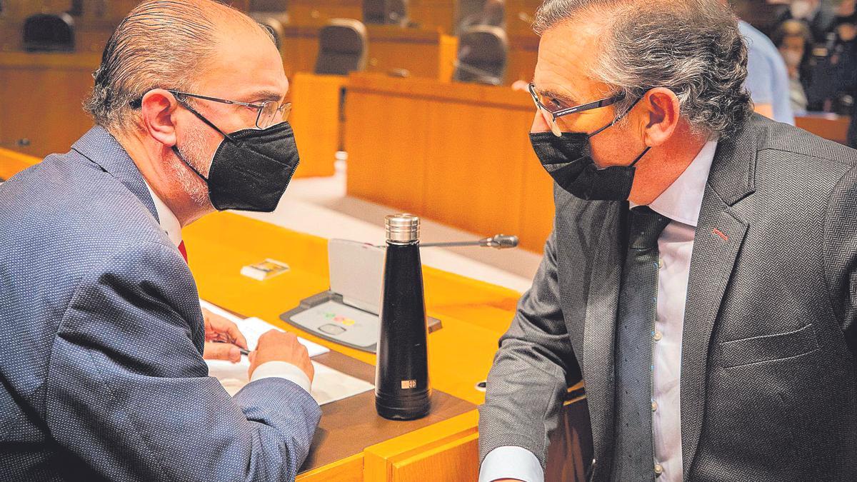 El presidente de Aragón, el socialista Javier Lambán, y el líder del PP, Luis María Beamonte, conversan minutos antes de iniciar el debate en el pleno.
