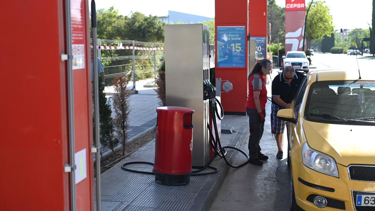 Una trabajadora de la gasolinera Cepsa atendiendo a un cliente