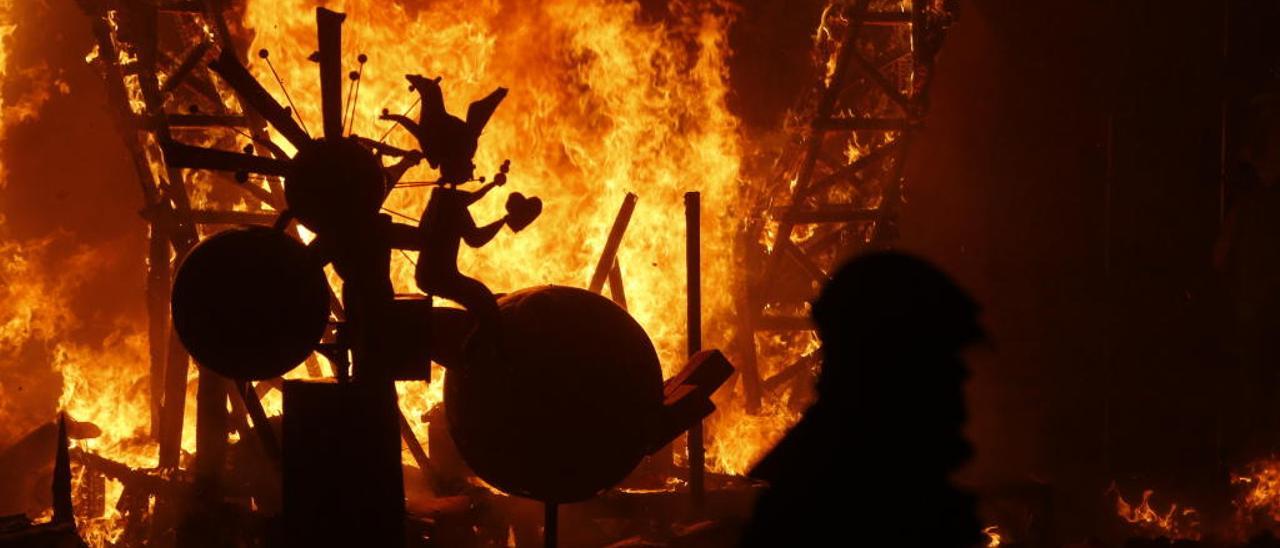 Un momento de la «cremà» de la hoguera oficial de San Vicente en la última edición de las Fiestas.