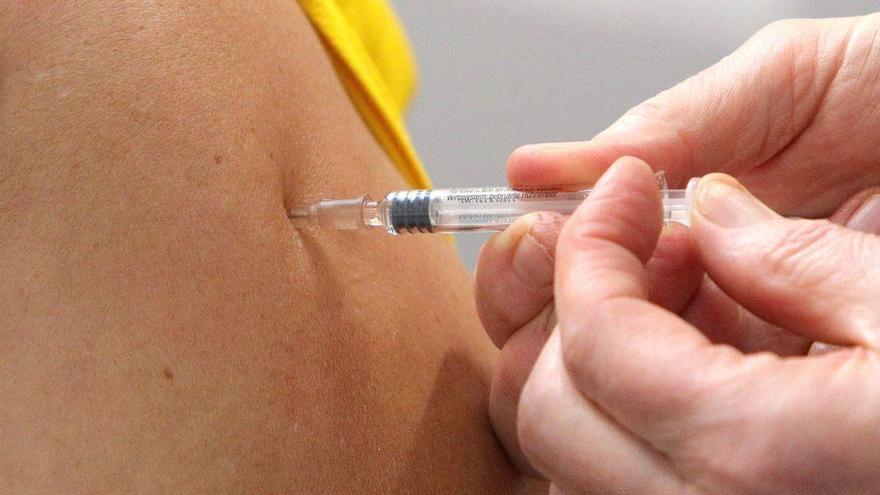 El 75 % de los mayores debería vacunarse contra la gripe pero solo la mitad lo hace