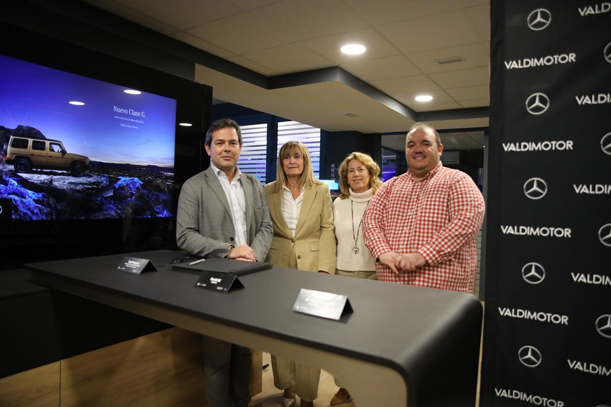 Firma del lubreo de honor en la inauguración de Valdimotor.