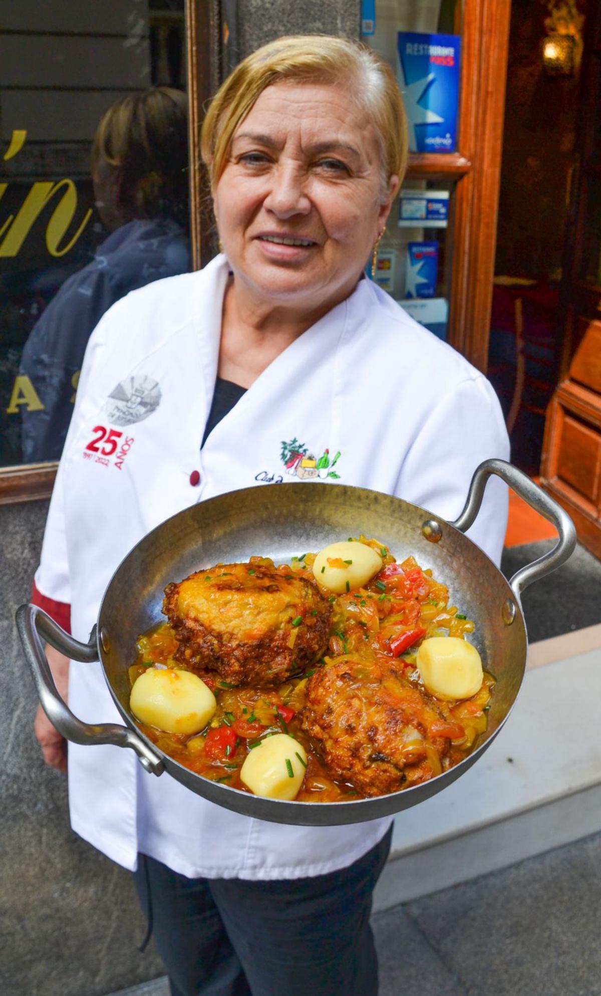 Mary Fernández López, guisandera y propietaria del restaurante El Fartuquín, en Oviedo, con su rollo de bonito. |A. Paredes