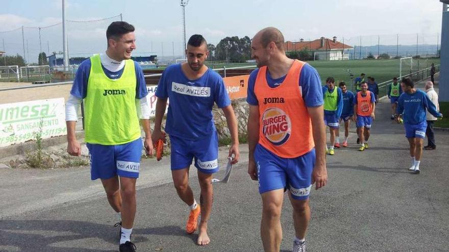 Jorge Sáez, izquierda, y Juanma, en Miranda, con el goleador Cristian en el centro.