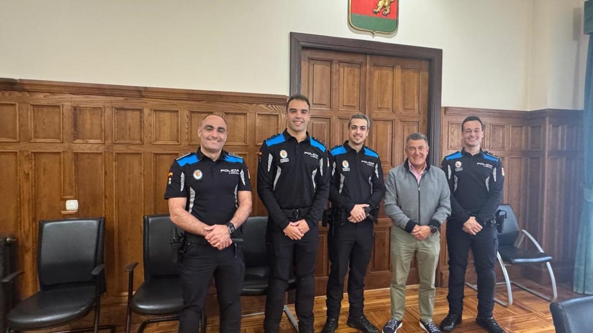 los nuevos agentes de policía el pasado viernes en el Salón de Plenos de la Casa Consistorial llanisca junto al alcalde en funciones, Juan Carlos Armas, y al subinspector de la Policía Local, Cristian Peón.