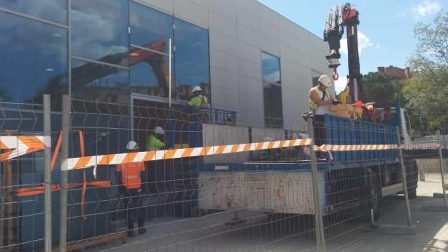 Operaris treballant al lateral de l&#039;estació del TAV.