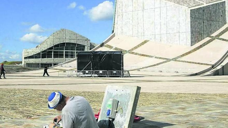 Un operario trabaja en la Cidade da Cultura, en Santiago. / xoán álvarez