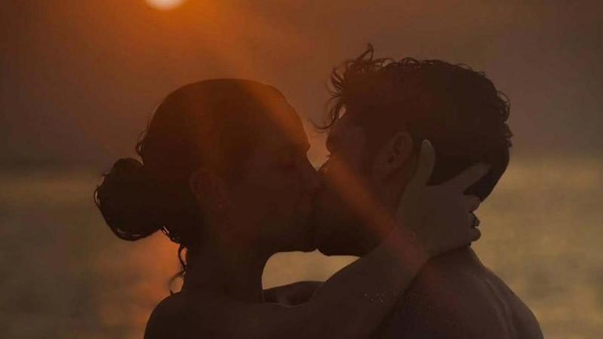 Tamara Gorro y Cayetano Rivera fundiéndose en un apasionado beso.