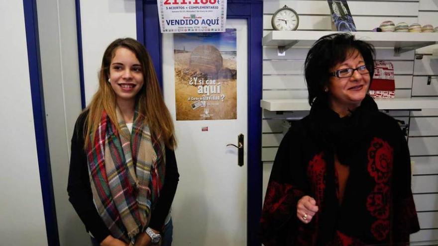 Natalia Vega y Nieves Varela, ayer, en la administración de lotería.