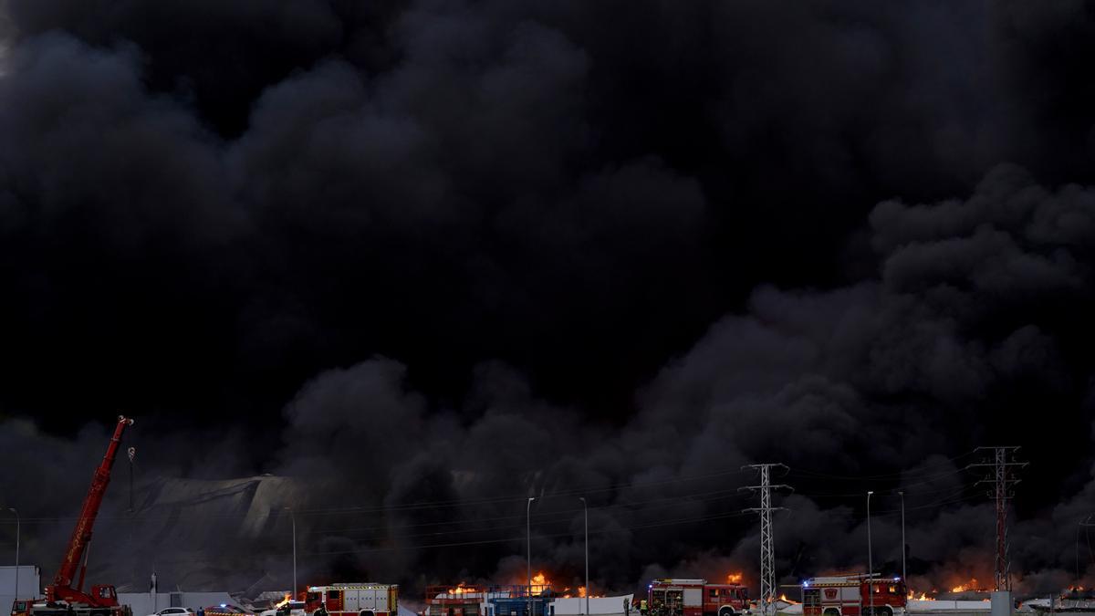 Gran nube de humo por un incendio en una nave industrial de Seseña, en Toledo